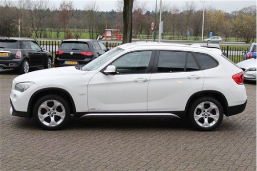 BMW X1 - sDrive20d Executive / Navigatie / Sportstoelen / Parkeerhulp - 1