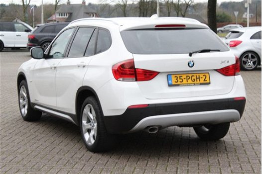 BMW X1 - sDrive20d Executive / Navigatie / Sportstoelen / Parkeerhulp - 1