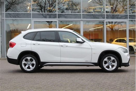 BMW X1 - sDrive20d Executive / Navigatie / Sportstoelen / Parkeerhulp - 1