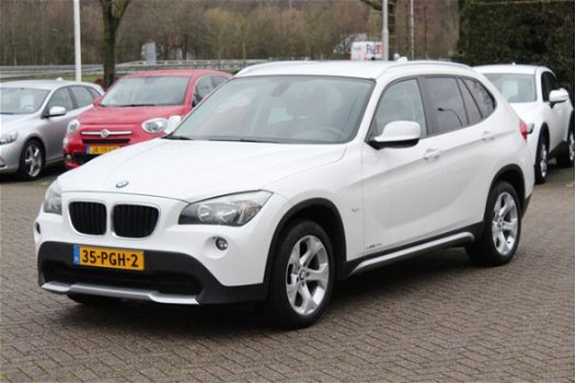 BMW X1 - sDrive20d Executive / Navigatie / Sportstoelen / Parkeerhulp - 1