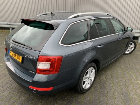 Skoda Octavia Combi - 1.6 TDI ECC NAVI XENON LEDER STOELVERW. PDC LMV CHROOM - 1