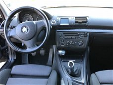 BMW 1-serie - 118i Business Line , Navigatie, sportstoelen, 18inch.