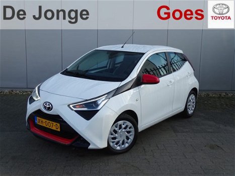 Toyota Aygo - 1.0 VVT-i x-play 5-deurs | Airco | Smart Phone Integration | Parkeercamera | Rood acce - 1