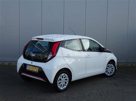 Toyota Aygo - 1.0 VVT-i x-play 5-deurs | Airco | Smart Phone Integration | Parkeercamera | Rood acce - 1