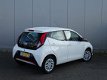 Toyota Aygo - 1.0 VVT-i x-play 5-deurs | Airco | Smart Phone Integration | Parkeercamera | Rood acce - 1 - Thumbnail