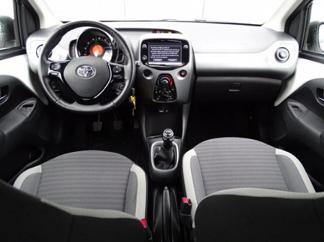 Toyota Aygo - 1.0 VVT-i x-play 5-deurs | Airco | Smart Phone Integration | Parkeercamera | Rood acce - 1