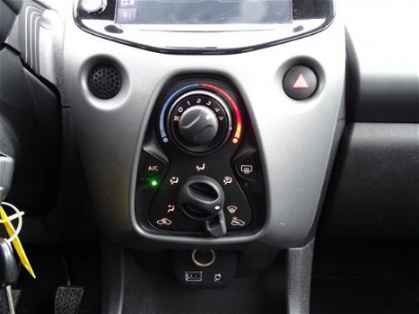 Toyota Aygo - 1.0 VVT-i x-play 5-deurs | Airco | Smart Phone Integration | Parkeercamera | Rood acce - 1