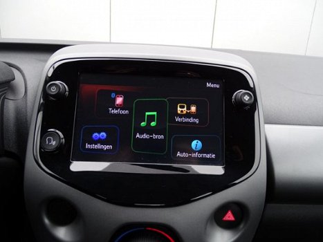 Toyota Aygo - 1.0 VVT-i x-play 5-deurs | Airco | Smart Phone Integration | Parkeercamera | Rood acce - 1