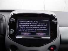 Toyota Aygo - 1.0 VVT-i x-play 5-deurs | Airco | Smart Phone Integration | Parkeercamera | Rood acce
