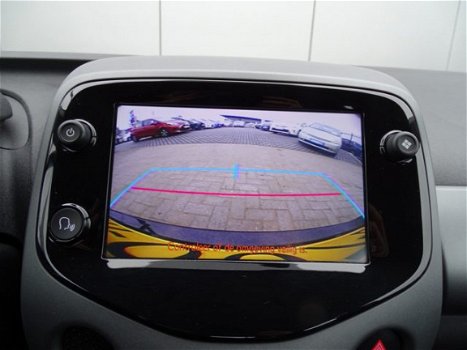 Toyota Aygo - 1.0 VVT-i x-play 5-deurs | Airco | Smart Phone Integration | Parkeercamera | Rood acce - 1