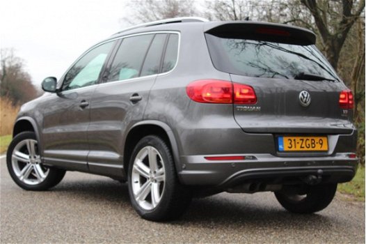 Volkswagen Tiguan - 1.4 TSI R-Line Panoramadak Xenon Navigatie Led Trekhaak Orig.Nederlands - 1