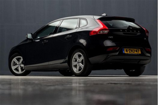 Volvo V40 - 1.6 D2 Kinetic Sport (NAVIGATIE, DIGITAL COCKPIT, SFEERVERLICHTING, SPORTSTOELEN, TELEFO - 1