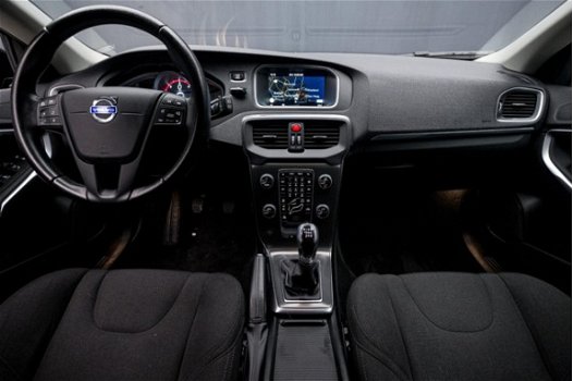 Volvo V40 - 1.6 D2 Kinetic Sport (NAVIGATIE, DIGITAL COCKPIT, SFEERVERLICHTING, SPORTSTOELEN, TELEFO - 1