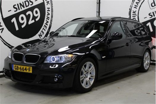 BMW 3-serie Touring - 318i M Sport AUTOMAAT PANORAMADAK LEDER XENON TREKHAAK LM VELGEN - 1