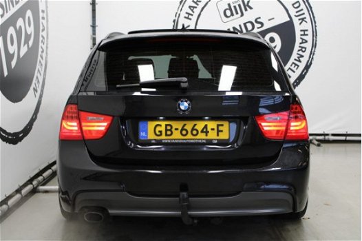 BMW 3-serie Touring - 318i M Sport AUTOMAAT PANORAMADAK LEDER XENON TREKHAAK LM VELGEN - 1