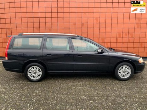 Volvo V70 - 2.4 Edition Sport Automaat/Xenon/Leer/Parkeersens./Dealeronderhouden/Trekhaak/Clima/Tel - 1