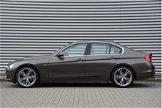 BMW 3-serie - 328i Luxury Line | 65K NP | Head-up | Leder | Sportstoelen | Elek. trekhaak | Surround