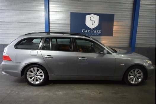 BMW 5-serie Touring - 525i AUTOMAAT/PANORAMADAK/LEER/LMV/CRUISE/NAVI/PDC/ECC AIRCO/APK 03-'20/NAP - 1