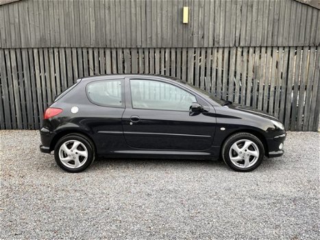 Peugeot 206 - 1.6-16V Griffe | Leer | Autom. Airco | LMV | Zeer nette auto | APK tot 08-10-2020 - 1