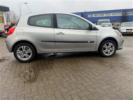 Renault Clio - 1.6-16V Privilège - 1