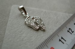 Zilveren voetjes hanger (baby) zirkonia steentjes