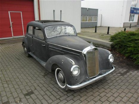 Mercedes 220 oldtimer uit 1952 - 1