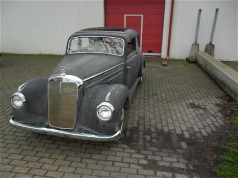 Mercedes 220 oldtimer uit 1952 - 2