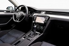 Volkswagen Passat Variant - 1.4 TSI GTE Panoramadak/ Discover Pro navigatie/ Ergo stoel/ Full led/ P