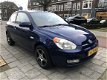 Hyundai Accent - 1.4i Dynamic met airco en stuurbekr - 1 - Thumbnail