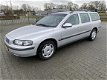 Volvo V70 - 2.4 5 cylinder Youngtimer van 2e eigenaar volledig dealer onderhouden - 1 - Thumbnail