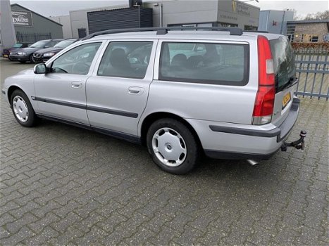 Volvo V70 - 2.4 5 cylinder Youngtimer van 2e eigenaar volledig dealer onderhouden - 1