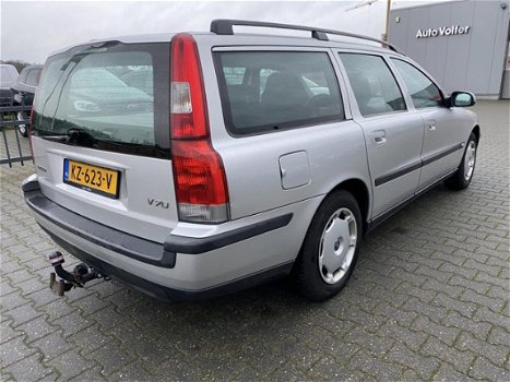 Volvo V70 - 2.4 5 cylinder Youngtimer van 2e eigenaar volledig dealer onderhouden - 1