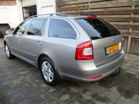 Skoda Octavia Combi - 2.0 TDI 140pk DSG met Navi/Xenon/Trekhaak - 1