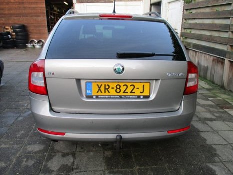 Skoda Octavia Combi - 2.0 TDI 140pk DSG met Navi/Xenon/Trekhaak - 1