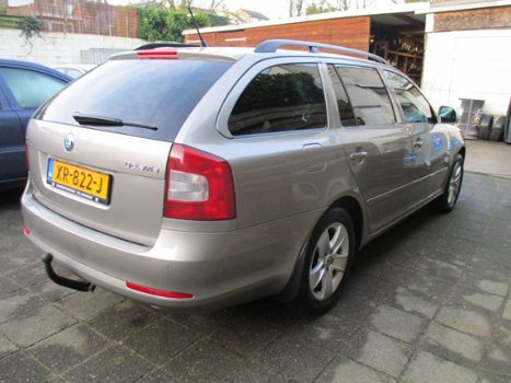 Skoda Octavia Combi - 2.0 TDI 140pk DSG met Navi/Xenon/Trekhaak - 1