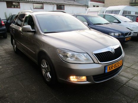 Skoda Octavia Combi - 2.0 TDI 140pk DSG met Navi/Xenon/Trekhaak - 1