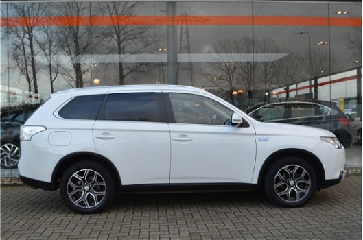 Mitsubishi Outlander - 2.0 PHEV Exec. X-Line, Ex Btw, Xenon, 18 Inch, Camera, Leder 1-2, Navigatie, - 1