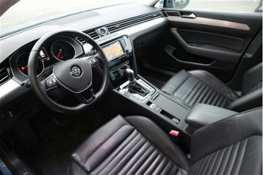 Volkswagen Passat Variant - 1.4 TSI ACT Highline DSG R-Line Schuifdak LED Navi - 1