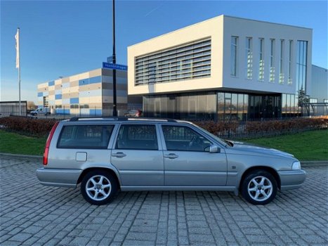 Volvo V70 - 2.5 COMFORT-LINE Zeer netjes - 1