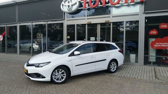 Toyota Auris Touring Sports - 1.8 Hybrid 136pk CVT Dynamic ACTIE van € 21.950 voor € 19.950 - 1