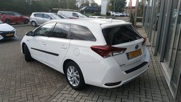 Toyota Auris Touring Sports - 1.8 Hybrid 136pk CVT Dynamic ACTIE van € 21.950 voor € 19.950 - 1