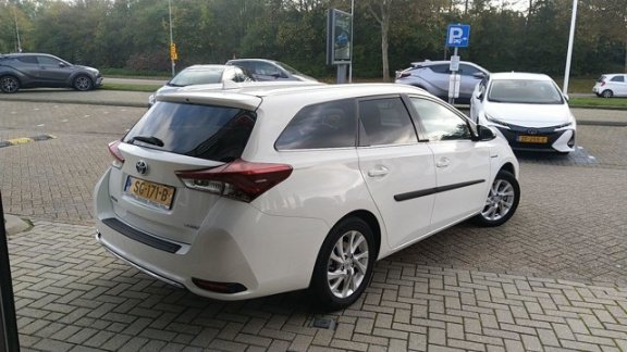 Toyota Auris Touring Sports - 1.8 Hybrid 136pk CVT Dynamic ACTIE van € 21.950 voor € 19.950 - 1