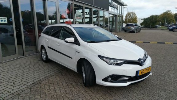 Toyota Auris Touring Sports - 1.8 Hybrid 136pk CVT Dynamic ACTIE van € 21.950 voor € 19.950 - 1