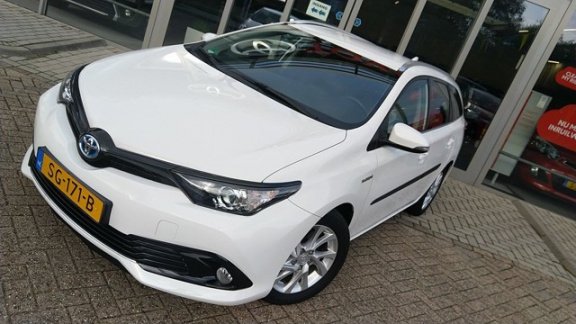 Toyota Auris Touring Sports - 1.8 Hybrid 136pk CVT Dynamic ACTIE van € 21.950 voor € 19.950 - 1