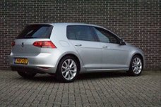 Volkswagen Golf - 1.4 TSI 122pk Highline + Navigatie + 17"LMV