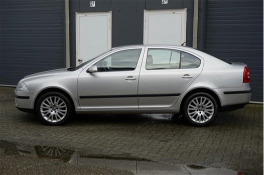 Skoda Octavia - 1.6 Ambiente Sport - 1