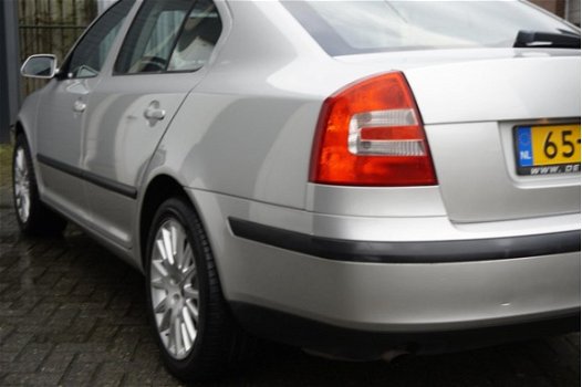 Skoda Octavia - 1.6 Ambiente Sport - 1