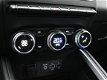 Renault Clio - TCe 100 Intens // Groot scherm Navi / BOSE Audio / Camera / 17 inch / Climate Control - 1 - Thumbnail