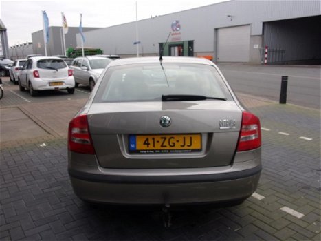 Skoda Octavia - 1.6 75KW Ambiente - 1