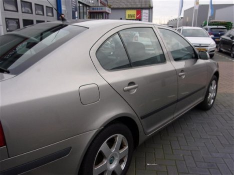 Skoda Octavia - 1.6 75KW Ambiente - 1